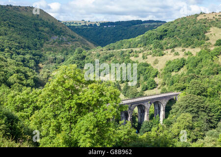 La Lapide viadotto sopra Monsal Dale visto dalla testa Monsal, Derbyshire Dales, picco bianco, Parco Nazionale di Peak District, England, Regno Unito Foto Stock