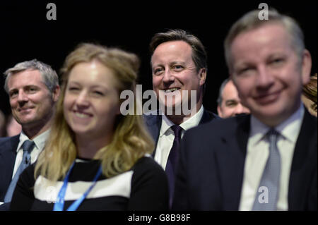 Il primo Ministro David Cameron (al centro), il Segretario alla Giustizia Michael Gove (all'estrema destra) e il candidato conservatore al Sindaco di Londra, Zak Goldsmith (all'estrema sinistra) ascoltano Boris Johnson, deputato di Uxbridge, nel discorso tenuto alla conferenza del Partito conservatore a Manchester Central. Foto Stock