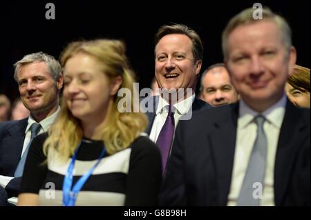 Il primo Ministro David Cameron (al centro), il Segretario alla Giustizia Michael Gove (all'estrema destra) e il candidato conservatore al Sindaco di Londra, Zak Goldsmith (all'estrema sinistra) ascoltano Boris Johnson, deputato di Uxbridge, nel discorso tenuto alla conferenza del Partito conservatore a Manchester Central. Foto Stock