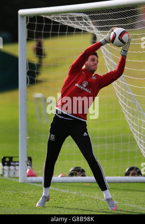 Il portiere del Galles Danny Ward durante una sessione di allenamento al vale Resort di Glamorgan. Foto Stock