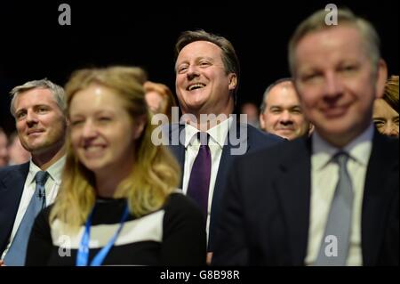 Il primo Ministro David Cameron (al centro), il Segretario alla Giustizia Michael Gove (all'estrema destra) e il candidato conservatore al Sindaco di Londra, Zak Goldsmith (all'estrema sinistra) ascoltano Boris Johnson, deputato di Uxbridge, nel discorso tenuto alla conferenza del Partito conservatore a Manchester Central. Foto Stock