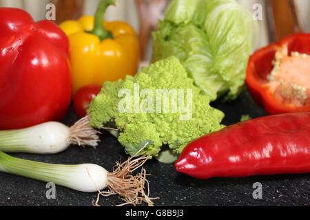 Vivaci e colorate, verdure fresche, compresi peperoni, romanesco broccoli, cipolline e lattuga. Foto Stock