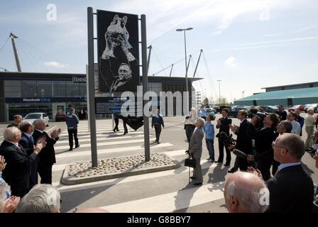 Doris Mercer svela un memoriale a suo marito Joe Mercer. È sorvegliata dall'attuale city manager Stuart Pearce (dietro di lei). Foto Stock