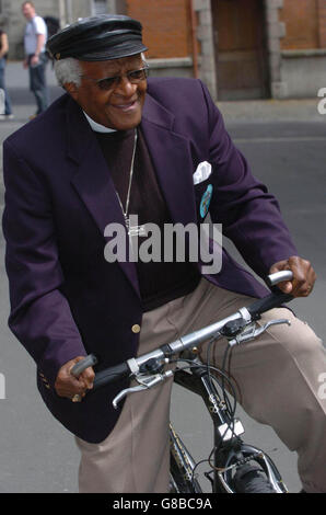 Il Premio Nobel, ex arcivescovo di Città del Capo, il dottor Desmond Tutu, si pone con una bicicletta presa in prestito da uno studente dopo essere stato reso un membro onorario della Società Filosofica. Foto Stock