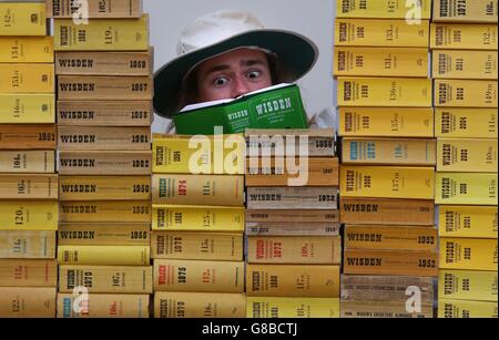 Tommy Alexander di Bonhams, Edimburgo, legge un Almanack di Wisden Cricketers che fa parte di una collezione privata di libri sul cricket, Tra cui rare edizioni del Wisden o colloquialmente 'la Bibbia del Cricket' durante una telefonata per Bonhams Sporting sale che si svolge mercoledì 14 ottobre presso la loro casa d'aste di Edimburgo. Foto Stock