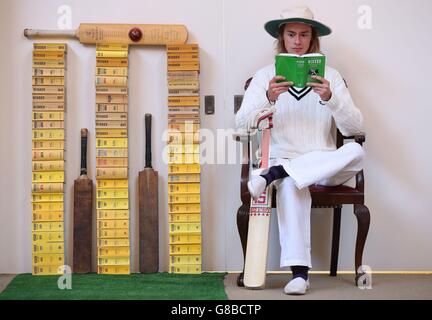 Tommy Alexander di Bonhams, Edimburgo, legge un Almanack di Wisden Cricketers che fa parte di una collezione privata di libri sul cricket, Tra cui rare edizioni del Wisden o colloquialmente 'la Bibbia del Cricket' durante una telefonata per Bonhams Sporting sale che si svolge mercoledì 14 ottobre presso la loro casa d'aste di Edimburgo. Foto Stock