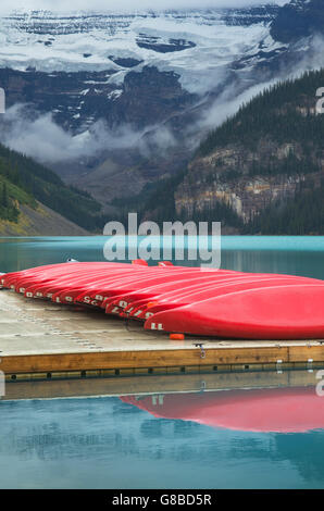 Red canoe sul dock, Lago Louise, il Parco Nazionale di Banff