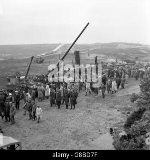 Visitatori di Oversea e britannici che guardano alla mostra statica dei veicoli dell'esercito a Ghows Hill, Bovington Camp, Dorset, durante la dimostrazione del Royal Armwoured Corps Center. Foto Stock