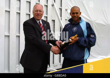 Cricket - Frizzell County Championship - Divisione uno - Surrey / Warwickshire - Whitgift School. Scott Newman di Surrey riceve il premio Bret Insurance Players of the Month da Phil Wolski Foto Stock