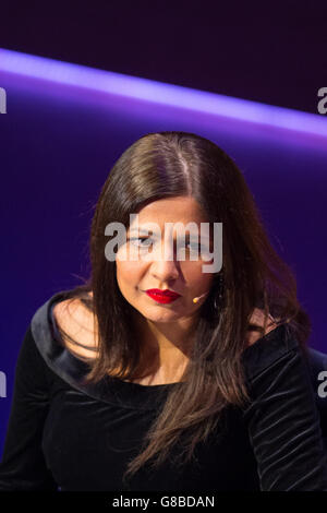 Autore e giornalista Zarghuna Kargar durante la conferenza Women in the World alla Cadogan Hall di Londra. Foto Stock