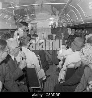 Un servizio è in corso all'interno di un autobus per chiesa mobile, che è in funzione ad Andover, Hampshire. Il Vescovo di Winchester, il Rev. Sherard Falkner Allison, sta dando la benedizione. A sinistra, vicino al bordo dell'inno, è il vicario di Andover, il Rev. Ivor Machin, e a destra il curato, il Rev Bryan Apps, che ha pensato l'idea. Foto Stock