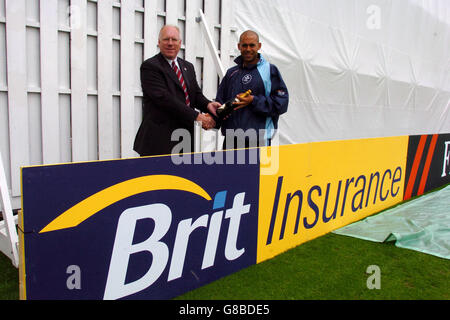 Scott Newman del Surrey riceve i suoi giocatori di assicurazione della brit Premio mensile da Phil Wolski Foto Stock