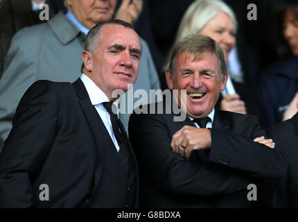 Calcio - Barclays Premier League - Everton / Liverpool - Goodison Park. Ian Ayre, Chief Executive di Liverpool, e Kenny Dalglish, ex manager di Liverpool, negli stand. Foto Stock