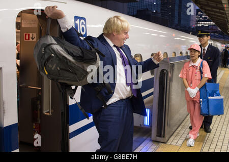 Il sindaco di Londra Boris Johnson arriva alla stazione ferroviaria di Tokyo il secondo giorno di una visita di quattro giorni in Giappone per promuovere il commercio e gli investimenti a Londra. Foto Stock