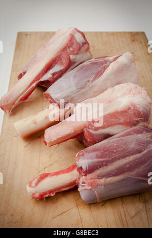 In prossimità delle materie codoli di agnello su di un tagliere Foto Stock