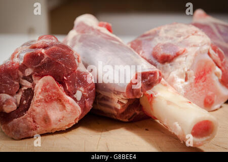 In prossimità delle materie codoli di agnello su di un tagliere Foto Stock