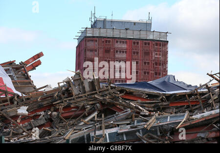 Uno dei blocchi di appartamenti Red Road a Glasgow ha lasciato parzialmente in piedi dopo una demolizione controllata delle case iconiche di Domenica non è riuscito a far scendere due di loro. Foto Stock