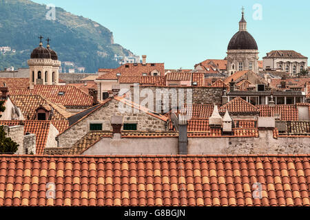 La Città Vecchia di Dubrovnik visto dalle mura della città della Croazia Foto Stock