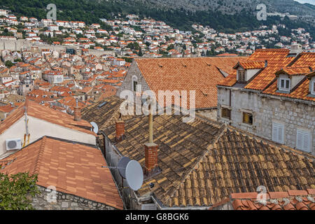 La Città Vecchia di Dubrovnik visto dalle mura della città della Croazia Foto Stock