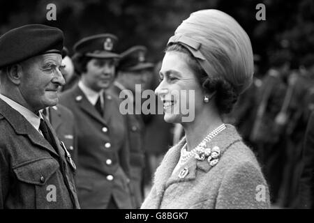 Royalty - Queen Elizabeth II - Royal Air Force Fighter Command, Middlesex Foto Stock