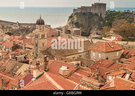 La Città Vecchia di Dubrovnik visto dalle mura della città della Croazia Foto Stock