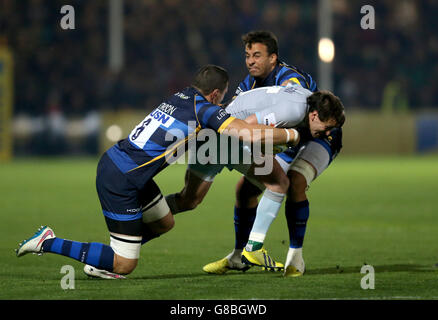 Northampton Saint's Lee Dickson è stato portato giù da Worcester Warriors Phil Dowson (a sinistra) durante la partita di Aviva Premiership al Sixways Stadium, Worcester. Foto Stock