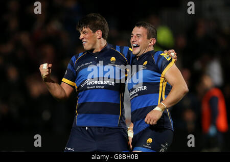 Donncha o'Callaghan (a sinistra) dei Worcester Warriors e Phil Dowson festeggiano dopo la vittoria di Worcester con un ultimo secondo goal durante la partita Aviva Premiership al Sixways Stadium di Worcester. Foto Stock