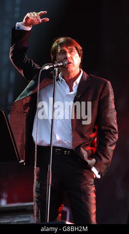 Nokia Isle of Wight Festival - Seaclose Park. Bryan Ferry di musica Roxy che si esibisce sul palco principale. Foto Stock