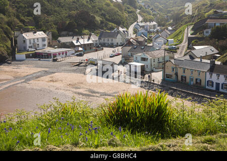 Regno Unito, Galles Ceredigion, Llangrannog, vista in elevazione del villaggio da Pen-rhip Foto Stock