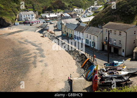 Regno Unito, Galles Ceredigion, Llangrannog, vista in elevazione del Villaggio Mare e spiaggia Foto Stock