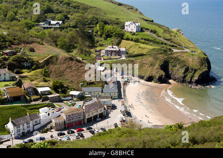 Regno Unito, Galles Ceredigion, Llangrannog, vista in elevazione del villaggio e la spiaggia di scogli Lochtyn Foto Stock