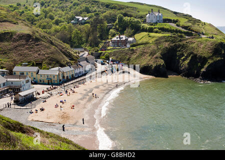 Regno Unito, Galles Ceredigion, Llangrannog, vista in elevazione del villaggio e la spiaggia di scogli Lochtyn Foto Stock