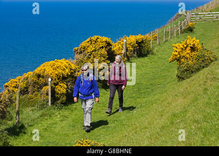 Regno Unito, Galles Ceredigion, Llangrannog, Lochtyn, due escursionisti femmina sulla costa percorso sopra Cilborth beach Foto Stock