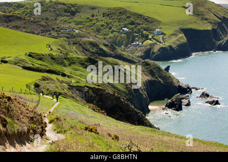 Regno Unito, Galles Ceredigion, Llangrannog, Lochtyn walkers sul percorso di costa verso il villaggio Foto Stock