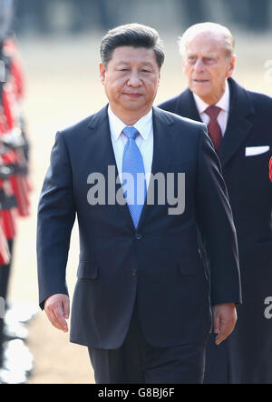 Il Duca di Edimburgo accompagna il presidente cinese Xi Jinping (a sinistra), mentre ispeziona una Guardia d'onore durante la cerimonia di benvenuto alla Horse Guards Parade, Londra, per il presidente il primo giorno della sua visita di stato nel Regno Unito. Foto Stock