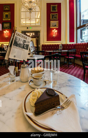 L'originale Sachertorte torta al cioccolato servita presso il Cafe Sacher, Hotel Sacher di Vienna, Austria Foto Stock