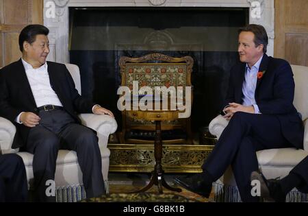 Il primo ministro David Cameron ha colloqui con il presidente cinese Xi Jinping a Chequers, Inghilterra. Foto Stock