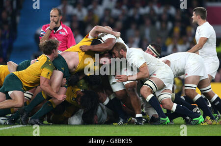 Inghilterra e Australia contendano la mischia durante la partita dei Mondiali di calcio allo stadio Twickenham di Londra. Foto Stock