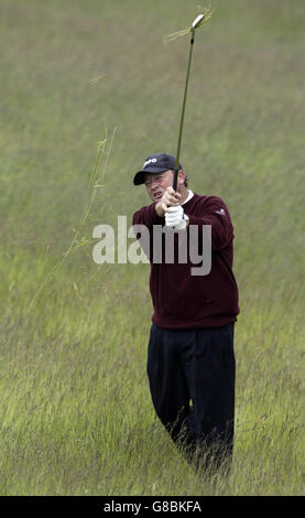 Il Wales' Ian Woosnam suona il suo secondo colpo dall'approssimato sulla 12esima fairway Foto Stock