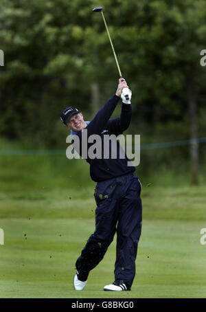 Alessandro Tadini in Italia gioca il suo 2° colpo al 17° verde Foto Stock