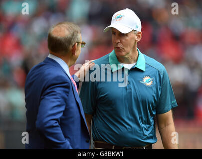 Stephen Ross, proprietario dei Miami Dolphins (a sinistra) e Joe Philbin, allenatore dei Miami Dolphins, si dirigono prima della partita internazionale della NFL al Wembley Stadium di Londra. PREMERE ASSOCIAZIONE foto. Data foto: Domenica 4 ottobre 2014. Vedi la storia di PA GRIDIRON NFL. Il credito fotografico dovrebbe essere: Andrew Matthews/PA Wire. RESTRIZIONI: Solo per uso editoriale e notiziario. L'uso commerciale/non editoriale richiede l'autorizzazione scritta da parte della NFL. L'uso digitale è soggetto a limitazioni di numero ragionevoli e nessuna simulazione video del gioco. Per ulteriori informazioni si prega di chiamare il numero +44 (0)115 8447447 Foto Stock