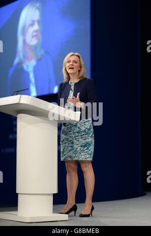 Liz Truss, Segretario di Stato per l'ambiente, l'alimentazione e gli affari rurali, si rivolge alla conferenza del Partito conservatore a Manchester. Foto Stock