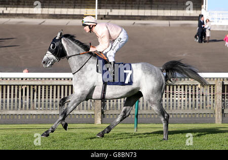 Perrault guidato da jockey Richard Kingscote va a postare durante il giorno uno del Cambridgeshire Meeting a Newmarket Racecourse. Foto Stock