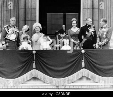 Re Federico di Danimarca parla con il Principe Filippo Duca di Edimburgo sul balcone di Buckingham Palace dopo il Trooping the Color. Con il re è sua figlia la Principessa Benedikte, 22. Foto Stock