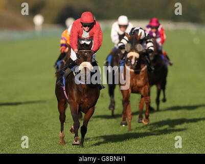 Corse di cavalli - Ippodromo di Nottingham. Omotesando guidato da Charlie Bennett prima di vincere la handicap apprendista 32RedSport.com all'ippodromo di Nottingham Foto Stock