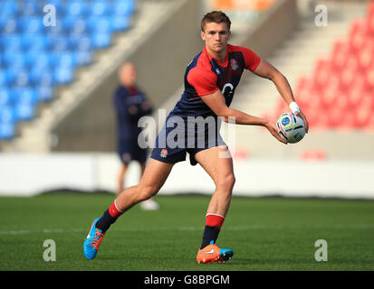 Rugby Union - Coppa del mondo 2015 - sessione di addestramento Inghilterra - Stadio AJ Bell. Henry Slade in Inghilterra durante la sessione di allenamento all'AJ Bell Stadium di Salford. Foto Stock