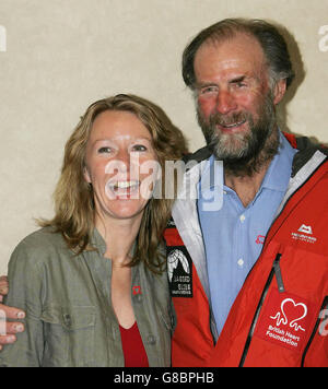 L'esploratore Sir Ranulph Fiennes e sua moglie Lady Louise, dopo il ritorno in Gran Bretagna a seguito di un fallito tentativo di scalare l'Everest. Foto Stock