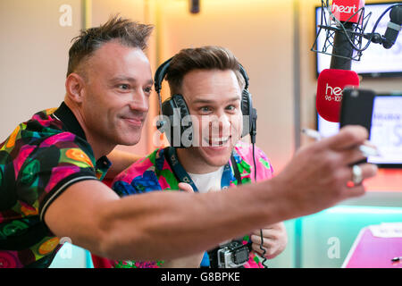 Global's Make some Noise Charity Day. Toby Anstis (L) e Olly Murs, cantante, presso gli studi Heart radio di Leicester Square, Londra, per sostenere Global???'s Make Some Noise. Global????s Make Some Noise è una carità nazionale che raccoglie denaro per aiutare i giovani svantaggiati e dà voce a piccoli progetti e associazioni di beneficenza in tutto il Regno Unito che lottano per aumentare la consapevolezza. Foto Stock