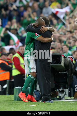 Josh Magennis dell'Irlanda del Nord abbraccia il manger dell'Irlanda del Nord Michael o'Neill (a destra), che viene sostituito durante la partita di qualificazione del Campionato europeo UEFA al Windsor Park di Belfast. Foto Stock