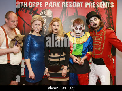 Ashley James arriva al lancio di Thorpe Park Fright Nights al Thorpe Park Resort di Surrey. Foto Stock